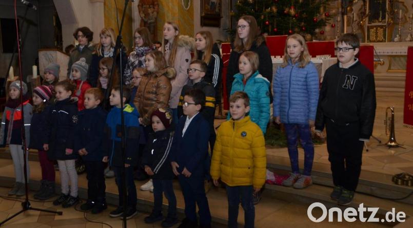 "Engel gucken schon um's Eck", kündigten die Kinder beim Adventskonzert das Christkind an. Bild: dob