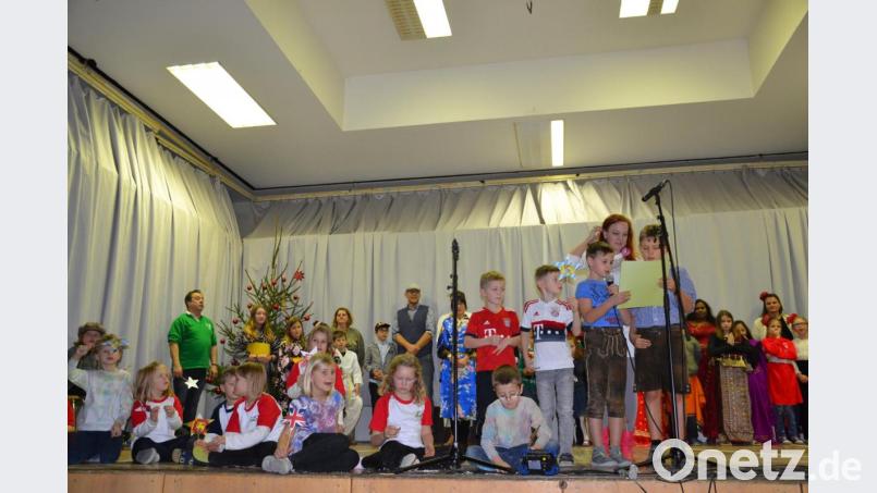Die Buben aus Moosbach wünschen „Schöinee Weihnachten“. Bild: gi