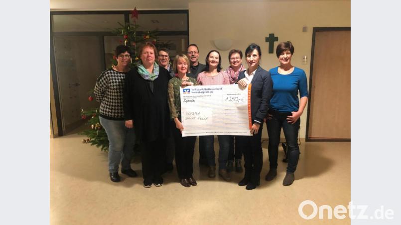 Die Vereinsvertreter übergeben an Hospizleiterin Susanne Wagner den symbolischen Scheck. Bild: exb