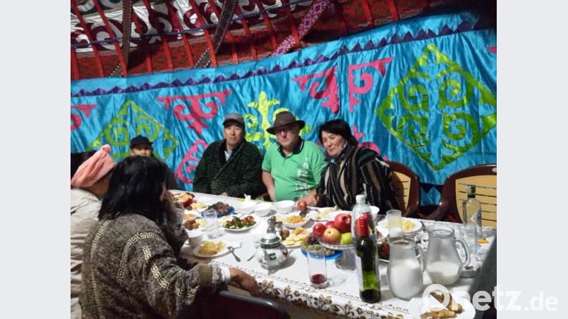 Sie haben selber nicht viel, der Gast aus Deutschland aber wird von der Familie zum Essen in die Jurte eingeladen.. Bild: hka