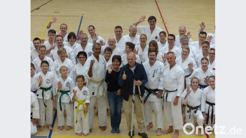 Ein Karate-Benefiz-Lehrgang als Mutmacher: Rund 90 Teilnehmer sind gekommen – eine Geste, die Uwe Bergold und seine Frau Ingrid (Mitte) sehr bewegt. Bild: Völkl