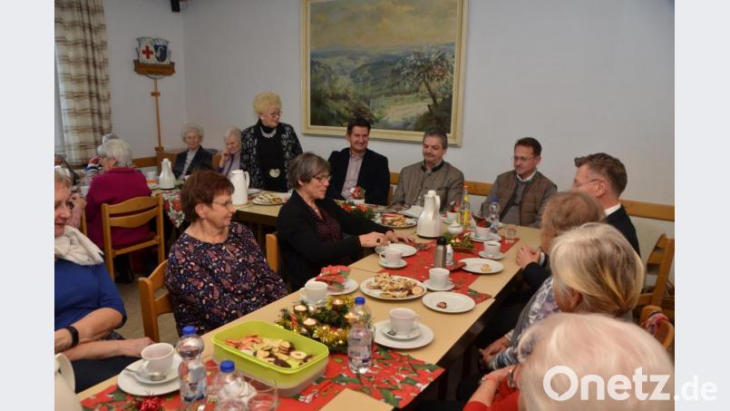 Bis auf den letzten Platz war der Saal im Rotkreuzhaus besetzt. Die Kranken wissen, was sie an Lotte Hofmann (stehend) haben. Sie bekommt an diesem Tag sogar höchstes Lob von ganz oben durch Bischof Nikolaus, der ihren unermüdlichen Einsatz herausstellte und allergrößten Respekt zollte. Bild: dob