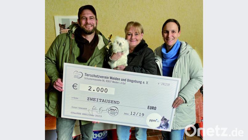 Die Geschäftsführer Jochen Bayerl und Stefanie Kellner bei der Spendenübergabe mit Tierheimleiterin Jutta Böhm (Mitte). Bild: exb