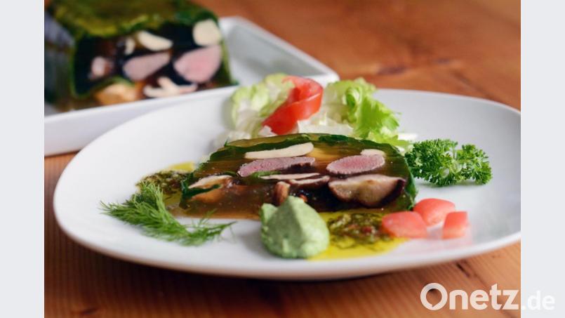 Nicht nur ein absoluter Hingucker auf dem Teller: Die Waldpilz-Reh-Terrine wird mit etwas Salat und Petersilien-Püree angerichtet. Bild: Gabi Schönberger