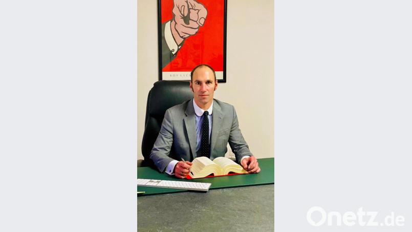 Ein hässlicher Pullover oder unbrauchbarer Gutschein unter dem Weihnachtsbaum? Rechtsanwalt Christoph Scharf weiß, was getan werden kann. Bild: Stefan Neidl