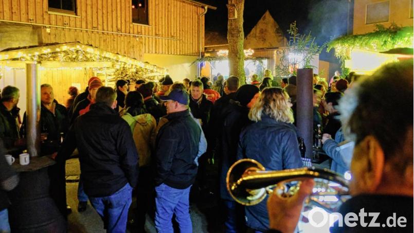 Gut gefüllt war der Platz als Familie Weber den Platz vorm &quot;Wirtschneiner-Stodl&quot; mit Weihnachtlichen Trompentenklängen erfüllte. Bild: tkr