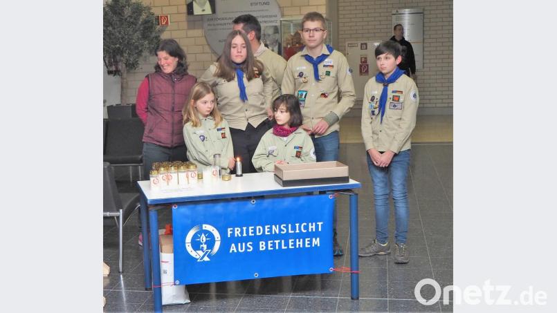 Die Pfadfinder bei der Übergabe des Friedenslichts. Bild: fpoz