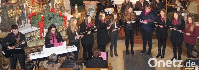 Der Chor „Ganz und Gar-U20“ erfreute das Publikum mit englischen Weihnachtsliedern. Bild: weu