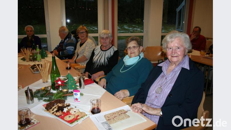 Mit Gedichten und Geschichten über „Weihnachten, wie es früher einmal war“ bereichern Hilde Hasenkopf und Lucia König (von rechts) die nachmittäglichen Stunden. Bild: gpa