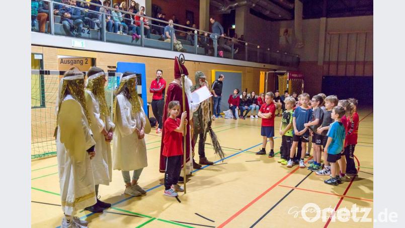 Fast nichts auszusetzen hatte der Nikolaus beim Besuch der Oberviechtacher Handballfamilie. Bild: Guenter Uschold [gud]