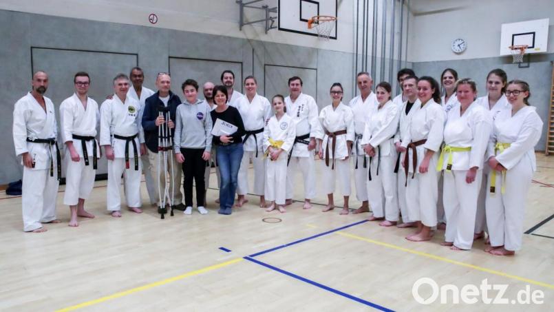 Wie eine große Familie: Uwe Bergold, Ehefrau Ingrid und Sohn Leonhard inmitten der Karate-Freunde. Bild: exb