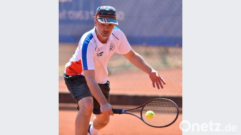 Mit dem Tennisspielen hat Wolfgang Fuchs, Redaktionsvolontär bei Oberpfalz-Medien, Anfang der 1990er-Jahre begonnen. Vier Jahre lang beackerte er bei einem kleinen Münchner Verein die Sandplätze und folgte damit dem Trend – der Tennissport boomte. Mit dem Karriereende von Boris Becker und Steffi Graf kam der Abschwung und auch Fuchs hängte seinen Schläger an den Nagel. Seit vergangener Saison spielt er in der Medenrunde für die Herrenmannschaft des Tennisclubs Windischeschenbach. Bei seinem ersten Saisonspiel muss er erkennen: Das Wesen dieses Sports ist noch immer dasselbe. Ein Selbstversuch. Bild: A. Schwarzmeier