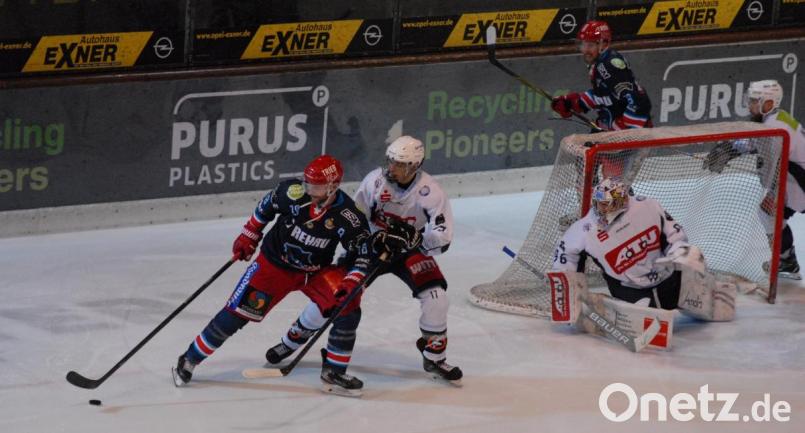 Zwei Tage nach dem 5:4-Heimsieg gegen die Selber Wölfe verloren die Blue Devils in Selb mit 2:6. Hier versucht Adrian Klein (Zweiter von links), den Selber Landon Gare in Schach zu halten. Bild: gb