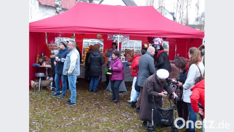 Die Stände des Basars locken viele interessierte Besucher an. Bild: hme
