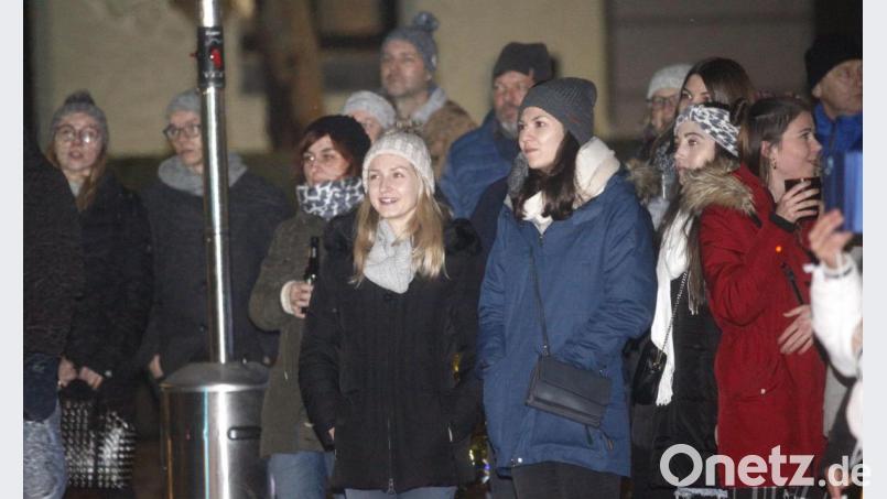 Die Besucher der X-Max-Party genossen die weihnachtliche Stimmung auf dem Adolf-Kolping-Platz. Bild: Hirsch