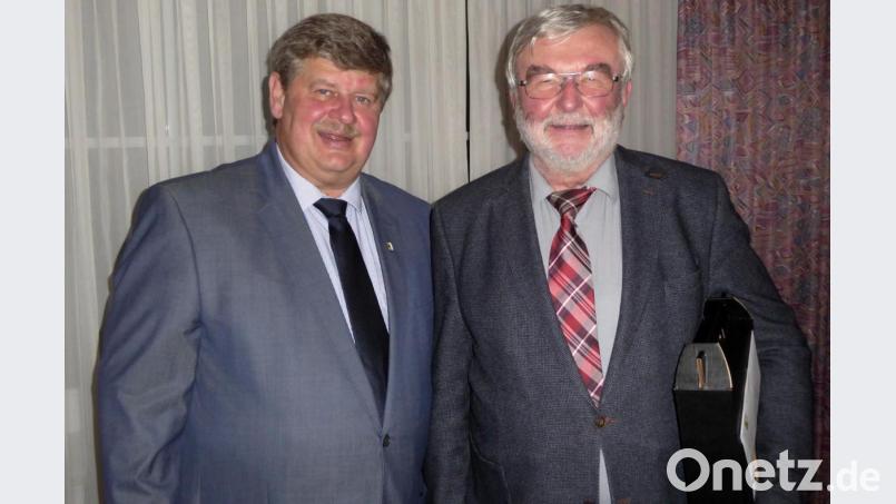 Bürgermeister Schregelmann gratuliert Gemeinderat Willy Koegst (rechts) zum 15-jährigen Jubiläum. Bild: Schönberger, Ferdinand [fsb]
