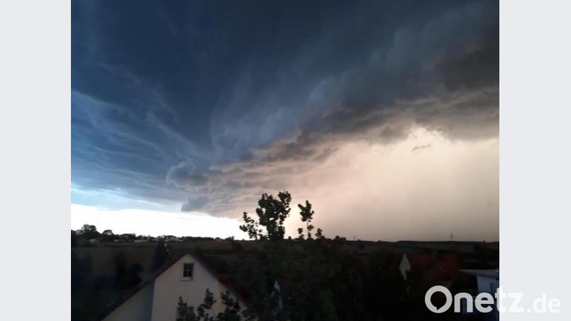 So sieht der Himmel in Amberg am 18. August kurz vor dem Gewitter aus, das die Rettungskräfte in der Oberpfalz auf Trab halten wird. Bild: Margit Meier
