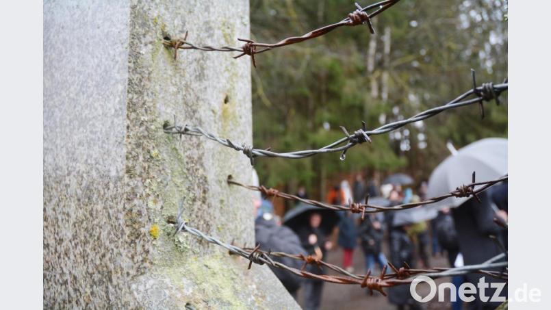 Blick durch das Denkmal zum Fall des Eisernen Vorhangs auf das Erinnerungstreffen in Nové Domky. Bild: Gabi Schönberger