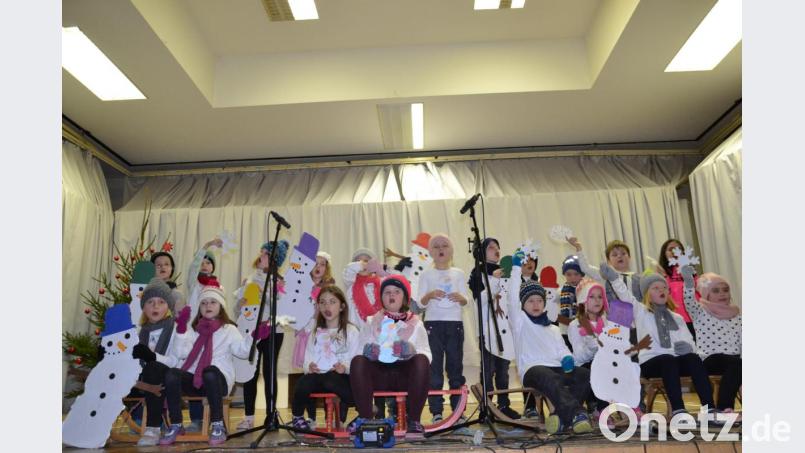 Mädchen und Buben der ersten Klasse singen von den Winterkindern, die alle auf den Schnee warten. Bild: gi