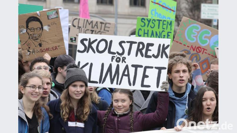 Die schwedische Schülerin Greta Thunberg (vorne mit Schild) nimmt an der Abschlusskundgebung der &quot;Fridays for Future&quot;- Demonstration am Brandenburger Tor teil. Bild: Michael Kappeler