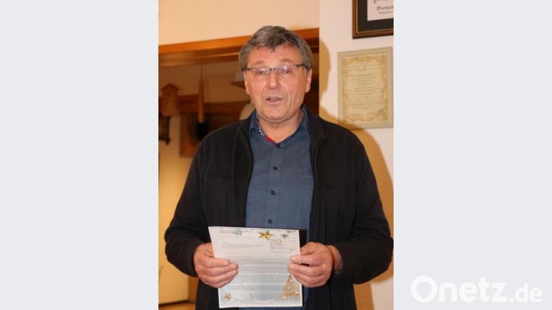 OGV Vorsitzender Josef Häckl liest den Gästen die Grußbotschaft des Kreisvorsitzenden und Landrats Wolfgang Lippert vor. Bild: rpp