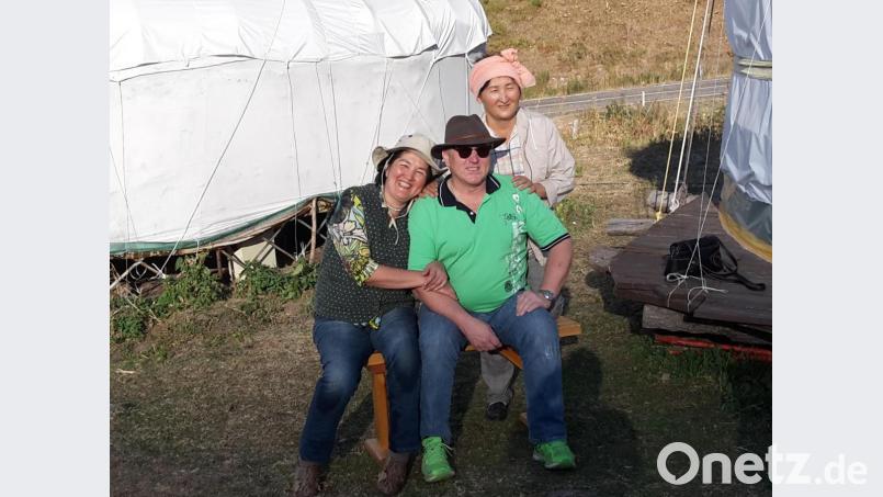 Ein gern gesehener Gast ist Reinhold Erdelt bei seinem Besuch einer Familie in der Nähe von Almaty. Bild: hka