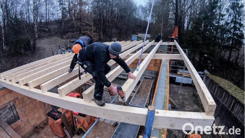 Am Funktionsgebäude des Jugend- und Musikclubs (JMC) wird der Dachstuhl montiert. Bild: exb/JMC Schönsee