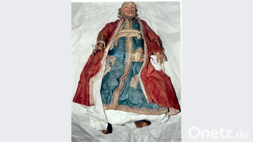 Ein König im roten Mantel und blauem Gewand mit Silberborten und roter Schärpe aus dem Bestand der Barockkrippe Luhe. Bild: sef