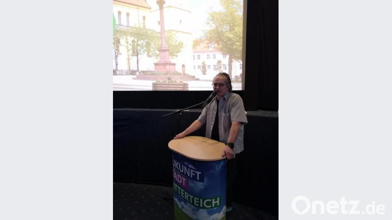 Bürgermeisterkandidat Heribert Hegen am Rednerpult vor der großen Kinoleinwand. Bild: lnz