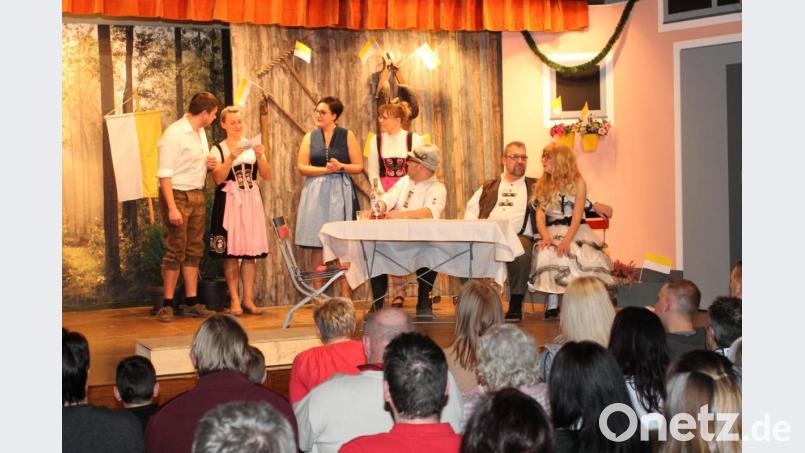 Was steht wohl in dem Schreiben, das Vevi (Barbara Knecht) in den Händen hält? Bild: pi