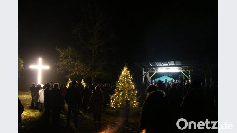 Das beleuchtete Kreuz, der Christbaum, die Geistlichen, Posaunenchor und Männergesangverein sorgten für besinnliche Stimmung bei der OWV-Waldweihnacht. Bild: sei