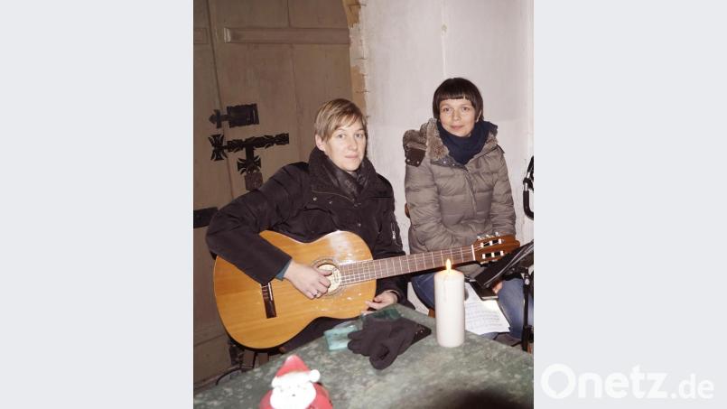 Heidi Strasser und Felicitas Mandon umrahmen die Andacht musikalisch Bild: agr