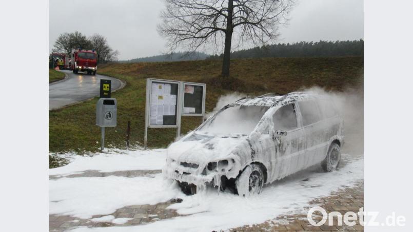 In Utzenhofen musste die Feuerwehr ein Auto löschen. Bild: Polizei Amberg