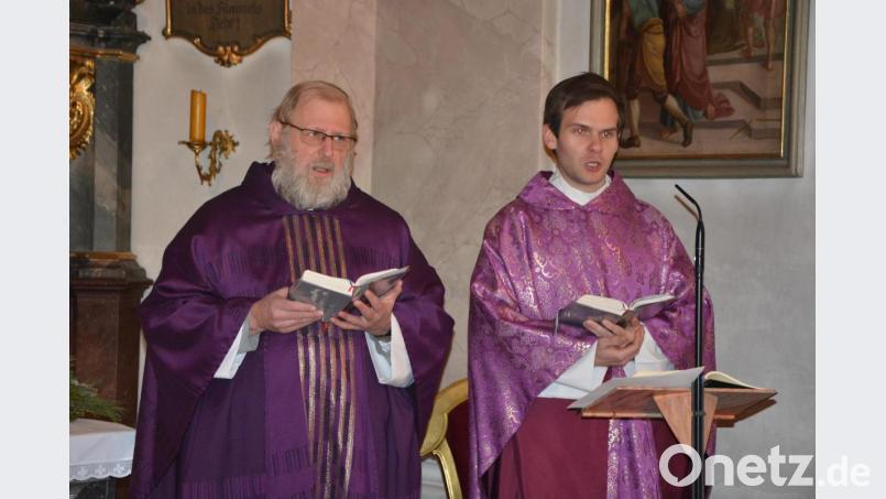 Kaplan Thomas Fischer (rechts) aus Abensberg war Hauptzelebrant und Prediger beim jüngsten Resl-Gebetstag in Konnersreuth. Mit im Bild Pfarrseelsorger Pater Benedikt Leitmayr. Bild: jr