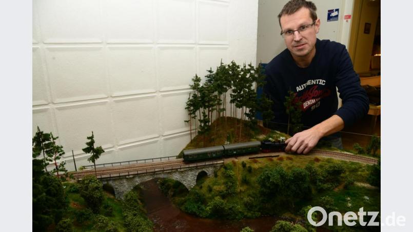 Wie auch in echt: Auf der Strecke von Pleystein nach Lohma muss der Zug über den Zottbachbrücke fahren. Das Wasser im Bach deutet Thomas Sax durch Glas an. Alle Bäume der Anlage sind in Handarbeit entstanden. Bild: bey