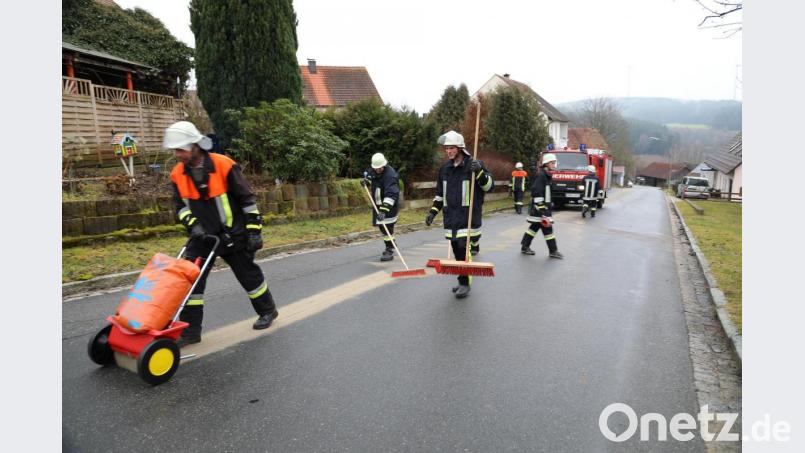 Aktive der Feuerwehr Gleiritsch banden die Dieselspur mit Ölbindemittel. Bild: akp