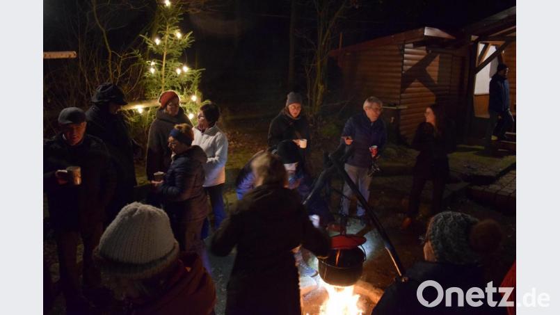 Für die rund 30 Besucher hatte der Frauenbund kostenlos Glühwein, erwärmt am Dreibein über dem Lagerfeuer, parat. Dazu gab es Plätzchen und Lebkuchen. Bild: szl
