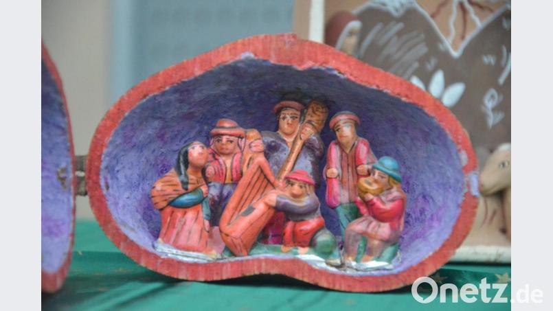 Blick in eine Kürbiskrippe aus der Sammlung von Gemeindereferentin Roswitha Heining, zu sehen im Schaufenster in der Volksbank. Bild: Benkhardt