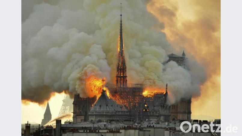 Flammen und Rauch steigen aus der Kathedrale Notre-Dame auf. Ursache für den katastrophalen Brand ist wohl ein technischer Defekt oder eine nicht ausgedrückte Zigarette. Bild: Thierry Mallet