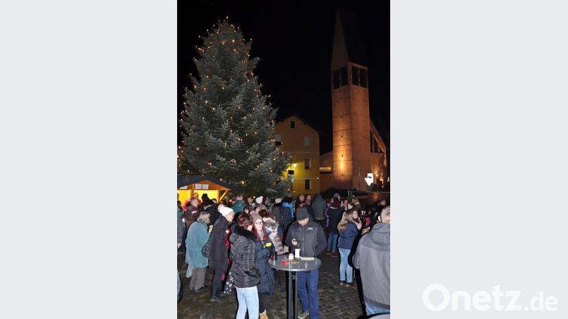 &quot;Volles Haus&quot; herrscht beim &quot;Christbaumloben&quot; auf dem Turnerplatz. Bild: jma