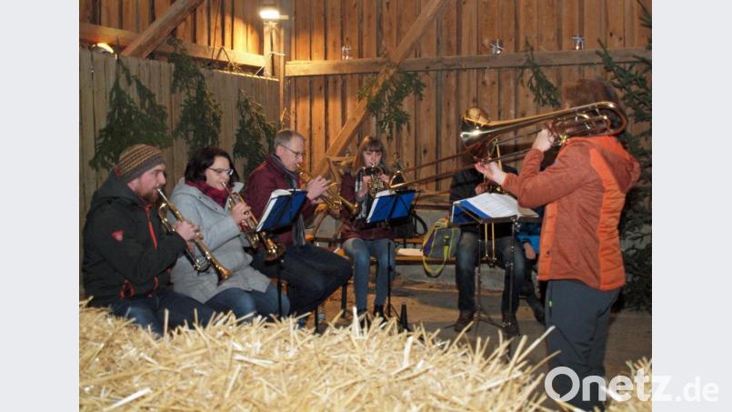 Mit „Es kommt ein Schiff geladen“ hieß der von Sabine Müller (rechts) geleitete Posaunenchor der evangelischen Gemeinde die Besucher willkommen. Bild: sön
