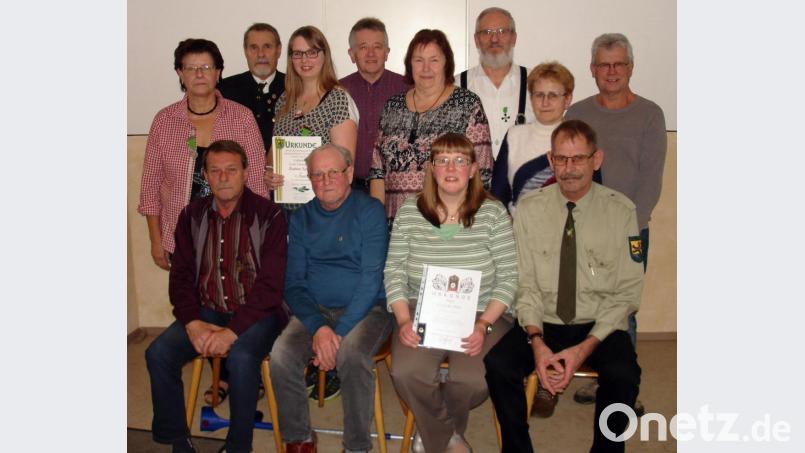 Der Schützenverein ehrt die Jahresmeister sowie treue und verdiente Mitglieder (sitzend, von links): Johann Schmer, Gerhard Galler, Claudia Moll und Robert Specht; stehend (von links): Ingrid Schmer, Georg Schmer, Katrin Specht, Fritz Seegerer, Claudia Specht, Georg Pickelmann, Lydia Schmer und Alfred Hertl. Bild: smr