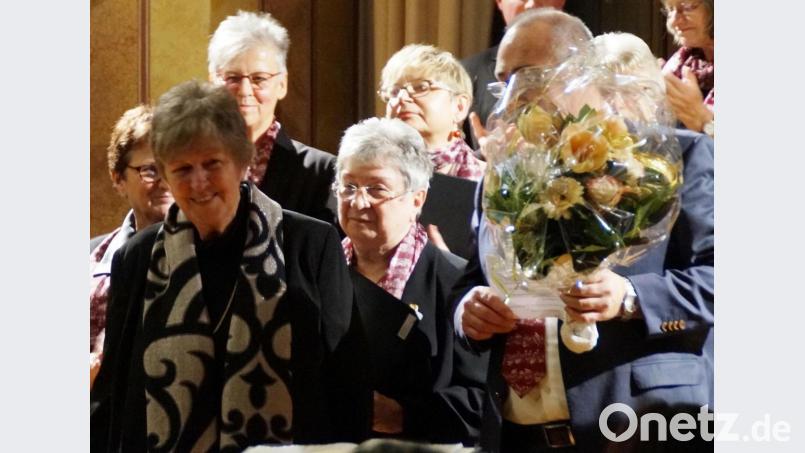Der Chor bedankte sich bei Gisela Meidhof für die Gesamtleitung mit Blumen. Bild: weu
