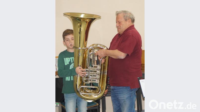 Selbst die große und schwere Tuba wurde ausprobiert. Bild: weu