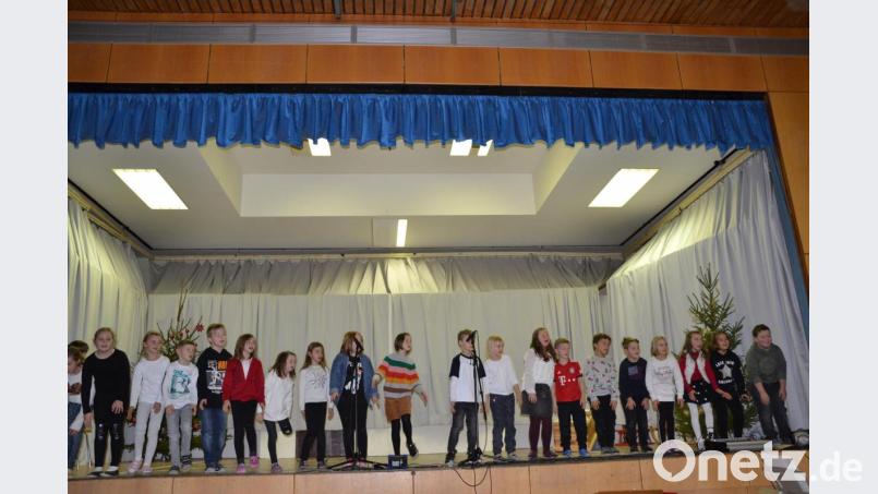 Tschechische Lieder bieten die Schüler der Grundschule dar. Bild: gi