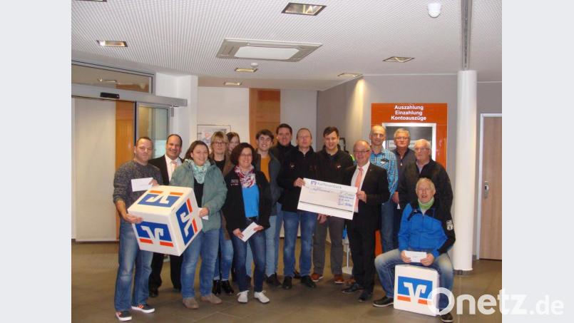 Vorstand Norbert Waldhauser und Geschäftsstellenleiter Hans-Peter Schmid übergeben die Spenden an gemeinnützige Organisationen, Vereine und Einrichtungen aus dem Geschäftsgebiet Schnaittenbach. Bild: wfw
