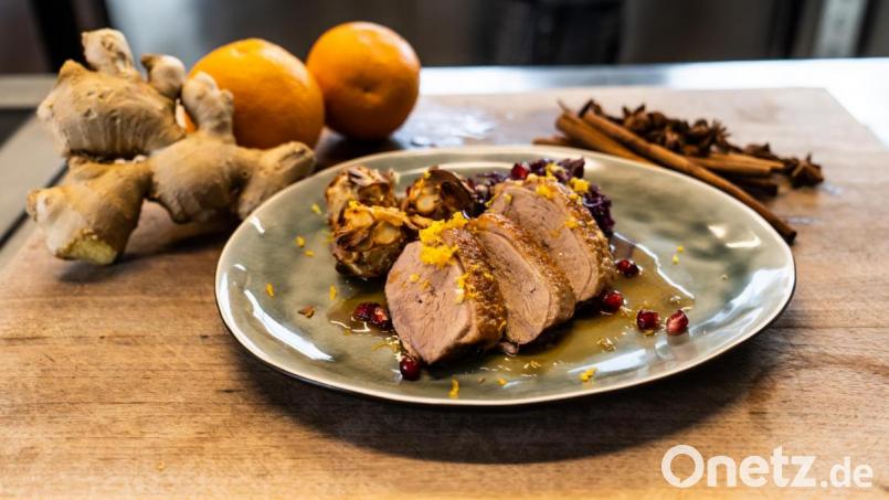 Die Barbarie-Entenbrust mit Apfel-Rotkraut und Maronen-Kroketten. Bild: gld