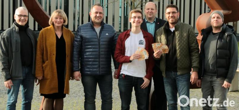 Im Beisein von OTH-Präsidentin Professor Andrea Klug (Zweite von links) überreichen die „Just friends“-Vertreter 1000 Euro an den Verein „Technik ohne Grenzen“. Bild: lst