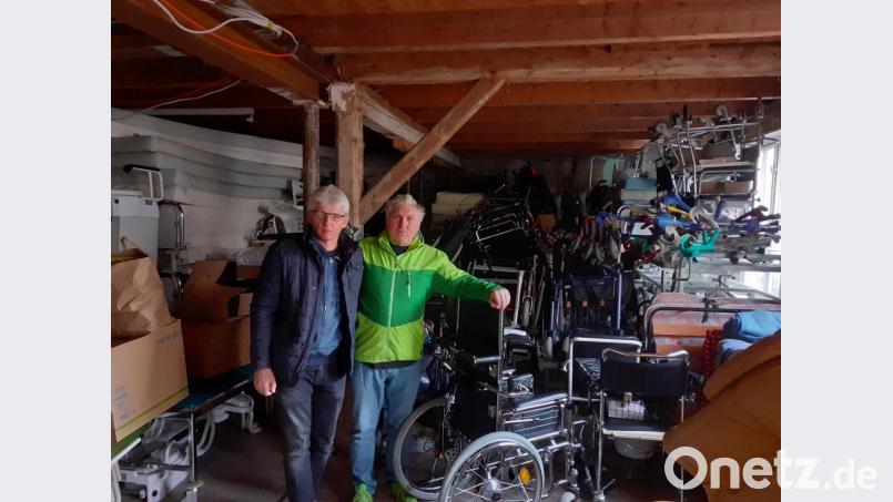 Für den nächsten Hilfstransport nach Kasachstan ist das Warenlager in Stadtoldendorf gefüllt. Alexander Löwens, der Vorstandsvorsitzende von Hoffnung für Kasachstan (links), bedankt sich bei Reinhold Erdelt für seine Lieferung. Bild: hka