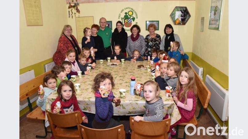 Kerstin Weber (hinten links) und Vorsitzende Rosi Polland (rechts) übergeben die Spende des Frauen-Geselligkeitsvereins "Höhe 309" an die Kindergruppe des Obst- und Gartenbauvereins. Bild: hcz